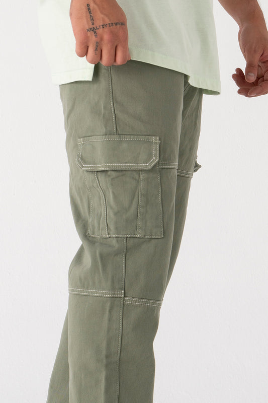 Pantalon Cargo Con Cortes Verde